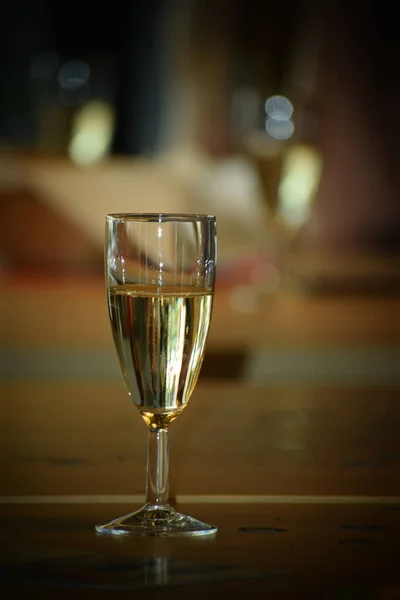 Bir Kadeh Şampanyanın Ters Çevrilmiş Dikey Görüntüsü — Stok fotoğraf