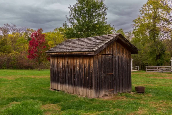 Krásný Záběr Dřevěné Stodoly Farmě Pozadím Podzimního Lesa Oblačné Oblohy — Stock fotografie