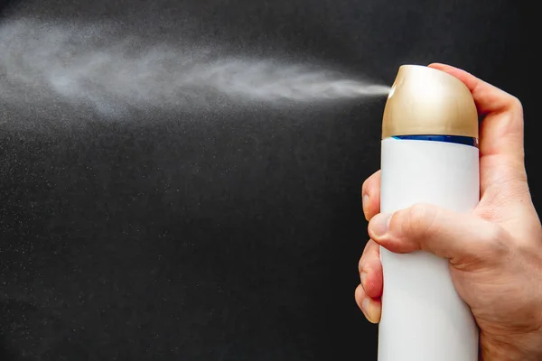 Una Mano Rociando Desodorante Fondo Gris Oscuro Con Espacio Copia —  Fotos de Stock
