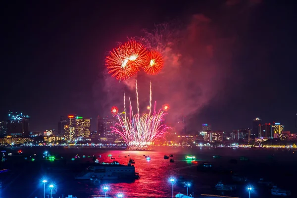 Espectáculo Fuegos Artificiales Colores Sobre Cielo Nocturno Ciudad Durante Festival —  Fotos de Stock