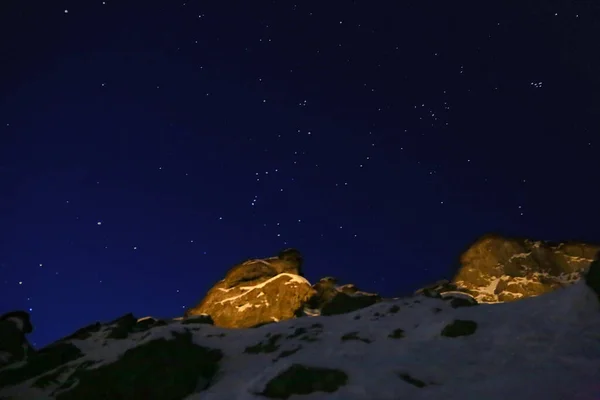 Hermosa Vista Del Cielo Nocturno Sobre Los Picos Las Montañas — Foto de Stock