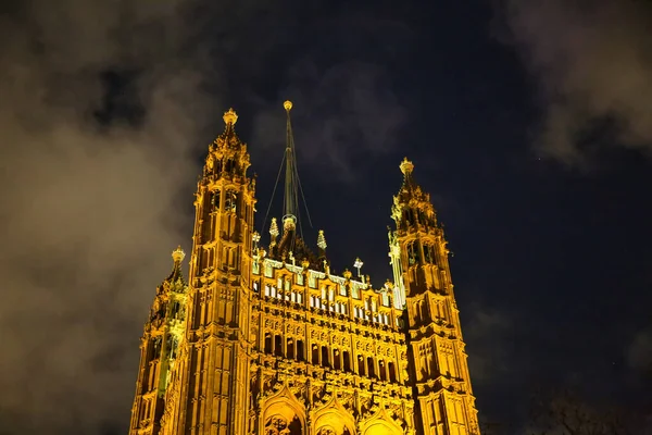 Gece Londra Daki Victoria Kulesi Nin Düşük Açılı Görüntüsü — Stok fotoğraf