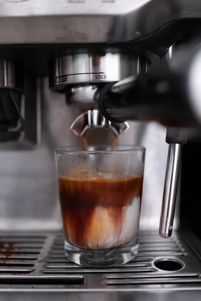 Sebuah Gambar Yang Indah Dari Mesin Kopi Espresso Membuat Kopi — Stok Foto