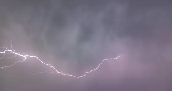 Belo Golpe Relâmpago Céu Roxo Escuro — Fotografia de Stock