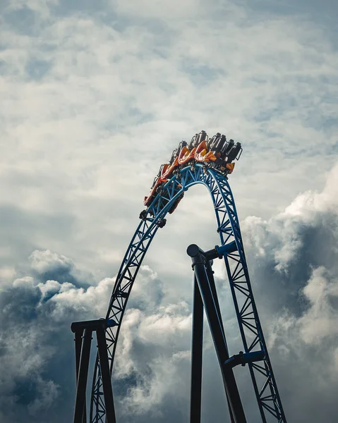 Вертикальный Снимок Американских Горок Парке Развлечений Облачным Небом — стоковое фото
