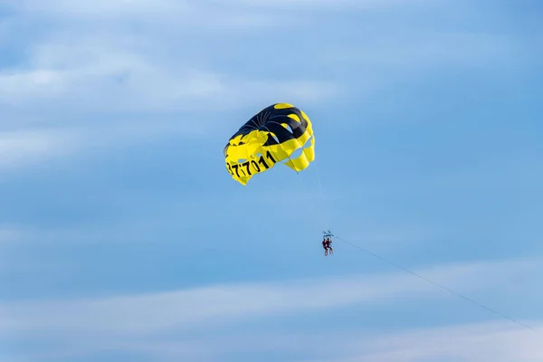 两个人在蓝天中跳伞的风景 — 图库照片