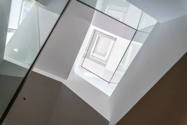 Modern Bir Ofis Binasındaki Merdivenlerin Alçak Açılı Görüntüsü — Stok fotoğraf