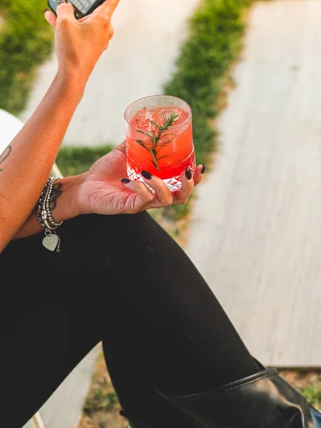 Een Vrouw Drinkend Een Negroni Campari Aperol Cranberry Cocktail — Stockfoto