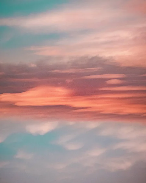 Tiro Vertical Céu Nublado Durante Belo Pôr Sol Pastel Noite — Fotografia de Stock