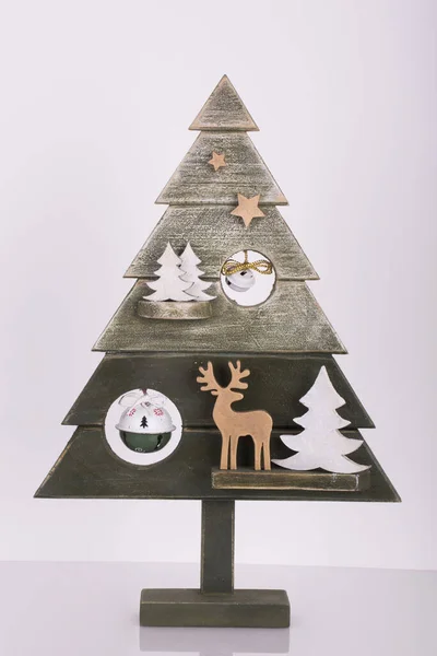一棵白色背景的装饰圣诞树 — 图库照片