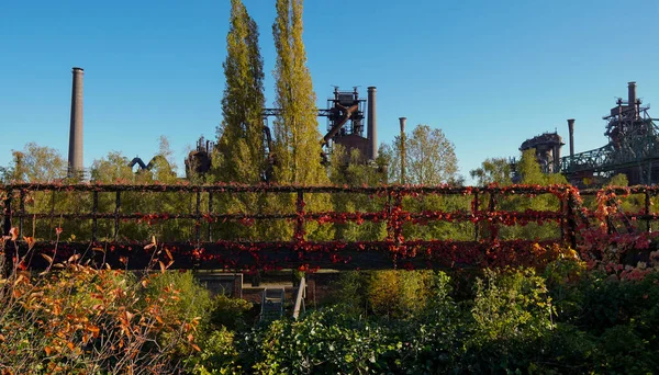 Viejo Puente Industrial Oxidado Contraste Con Naturaleza —  Fotos de Stock