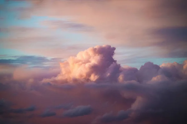 Chmurne Niebo Podczas Pięknego Pastelowego Zachodu Słońca Wieczorem Dla Tapet — Zdjęcie stockowe