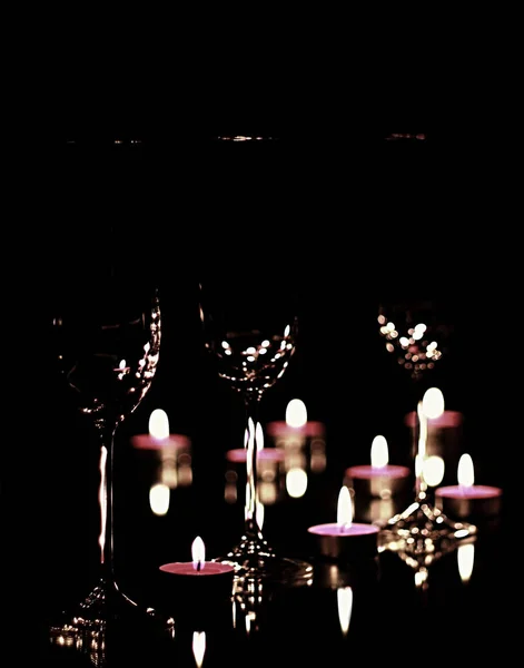 Eine Vertikale Aufnahme Von Kerzen Und Gläsern — Stockfoto