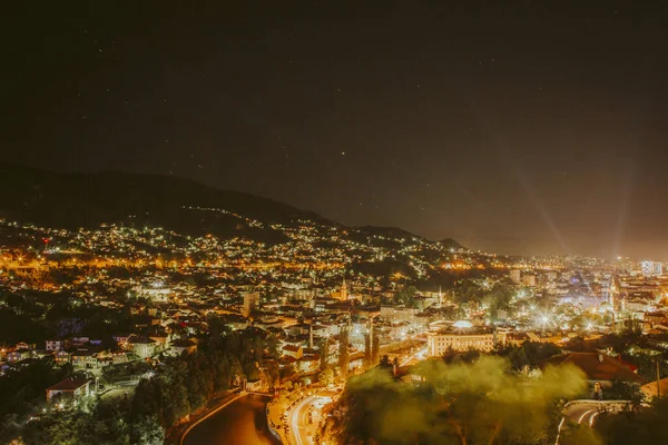 Een Antenne Uitzicht Een Verlichte Stad Nachts — Stockfoto