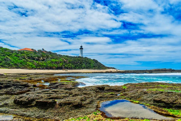 Farol Num Penhasco Numa Ilha — Fotografia de Stock