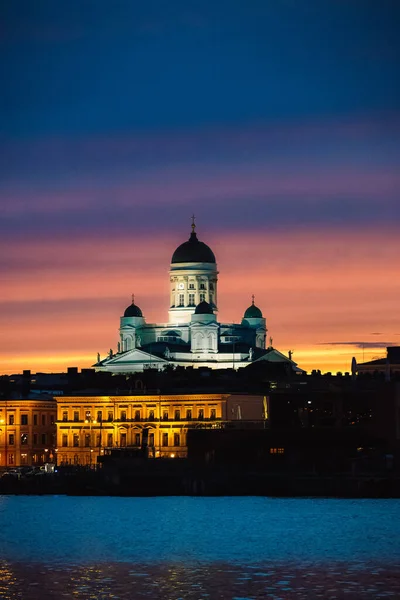 Una Toma Vertical Catedral Helsinki Rodeada Luces Durante Puesta Sol — Foto de Stock