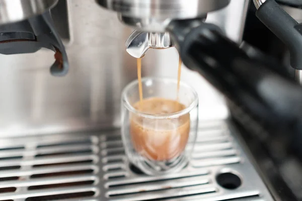 Krásný Záběr Kávovaru Espresso Kávou Mlékem — Stock fotografie