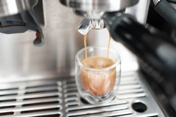 Krásný Záběr Kávovaru Espresso Kávou Mlékem — Stock fotografie