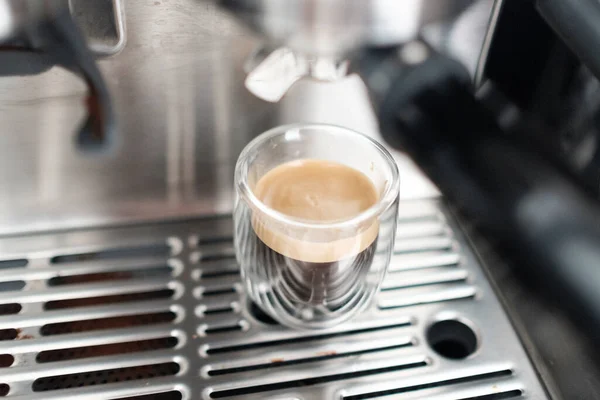 Egy Gyönyörű Kávé Egy Eszpresszó Kávéfőzőből — Stock Fotó