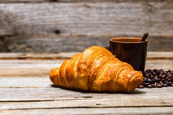 Die Frisch Gebackenen Goldbraunen Französischen Croissants Mit Warmem Kaffee — Stockfoto
