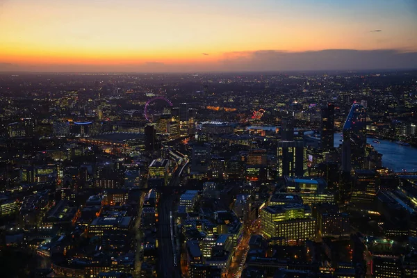 มมองทางอากาศของลอนดอนท องแสงในเวลากลางค — ภาพถ่ายสต็อก