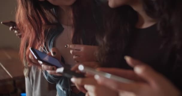 Filmati Amici Che Divertono Insieme Nel Caffè Utilizzando Smartphone — Video Stock