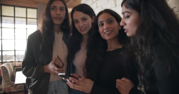 Footage Friends Having Good Time Together Cafe Using Smartphones — Vídeo de Stock