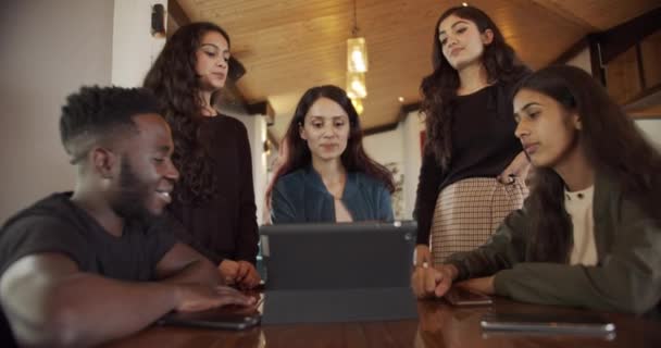 Imágenes Amigos Pasándola Bien Juntos Café Hablando Entre Ellos — Vídeos de Stock