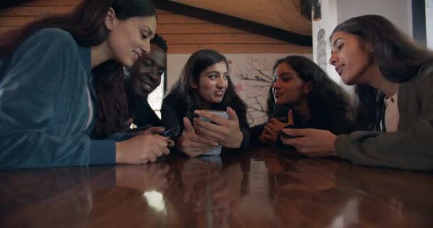 Nagranie Przyjaciół Dobrze Się Bawiących Kawiarni Rozmawiających Sobą — Wideo stockowe