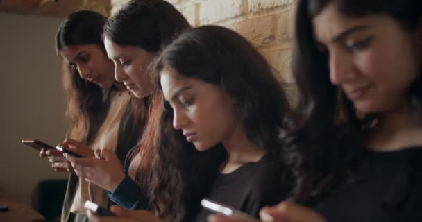 Кадры Друзья Хорошо Проводят Время Вместе Кафе Используя Смартфоны — стоковое видео