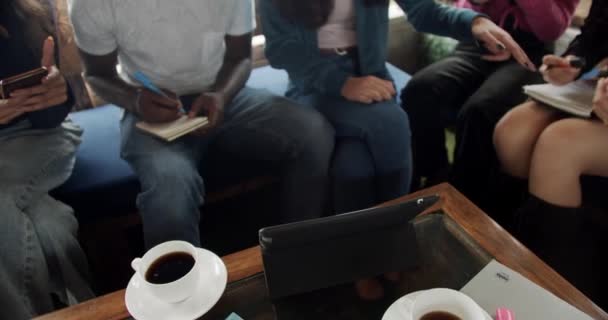 Felvétel Barátokról Akik Jól Érzik Magukat Együtt Kávézóban Beszélgetnek Egymással — Stock videók