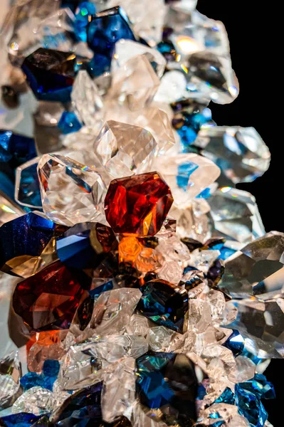 Pionowe Zbliżenie Kolorowych Cennych Kryształów Ciemnym Tle — Zdjęcie stockowe