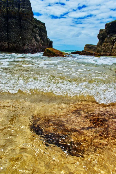 Uma Praia Rochosa Uma Ilha Sob Céu Azul — Fotografia de Stock