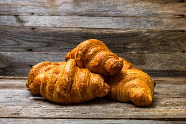 Eine Nahaufnahme Von Köstlichen Und Frischen Croissants Isoliert Auf Einem — Stockfoto
