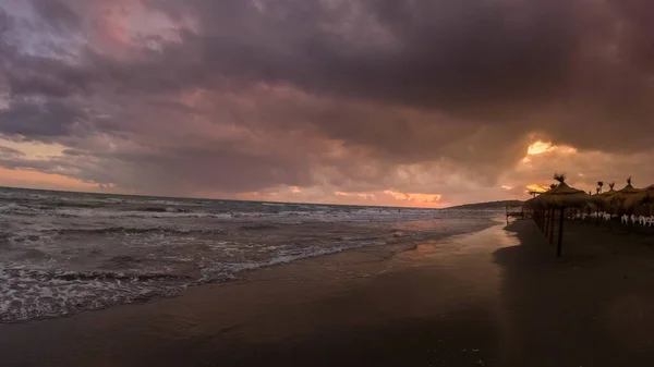 Bulutlu Bir Gökyüzünün Altında Güzel Bir Sahil Manzarası — Stok fotoğraf