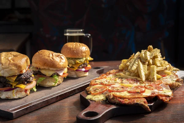 木製のテーブルの上にハンバーガーとフランスのフライドポテトとおいしいファーストフード — ストック写真