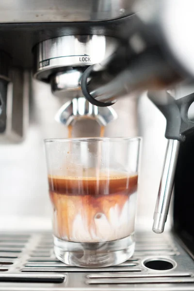 Krásný Záběr Kávovaru Espresso Kávou Mlékem — Stock fotografie