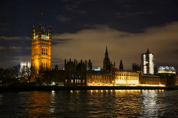 一个明亮的伦敦夜晚反射在水面上 — 图库照片