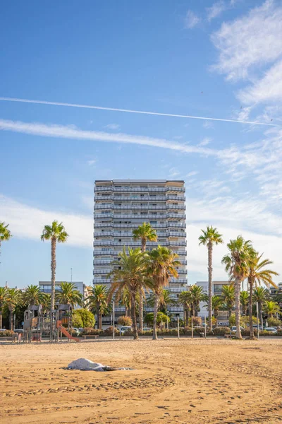 Vertikální Záběr Rekreační Budovy Blízkosti Pláže Slunečného Počasí — Stock fotografie