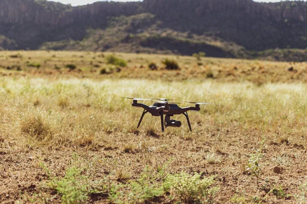 Quadcopter Drone Vznášející Několik Stop Nad Zemí Drsné Suché Poloze — Stock fotografie