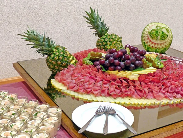Ham Platter Cheese Grapes Kiwi Pineapple Fruit — Stock fotografie
