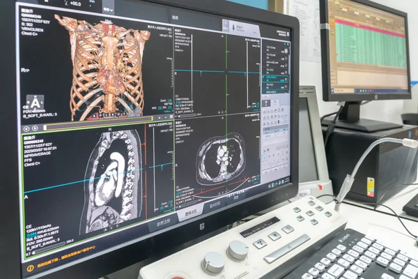 Doctor Analyzing Test Results Mri Scanner Computer Covid Pandemic — Stock Photo, Image