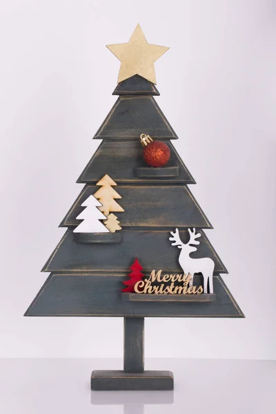 Een Kleine Decoratieve Kerstboom Geïsoleerd Een Witte Achtergrond — Stockfoto