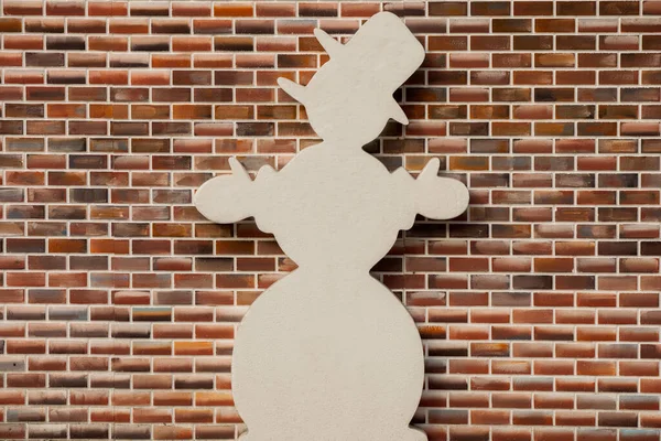 Ένα Κοντινό Πλάνο Ενός Χιονάνθρωπου Στο Φόντο Του Τοίχου Από — Φωτογραφία Αρχείου
