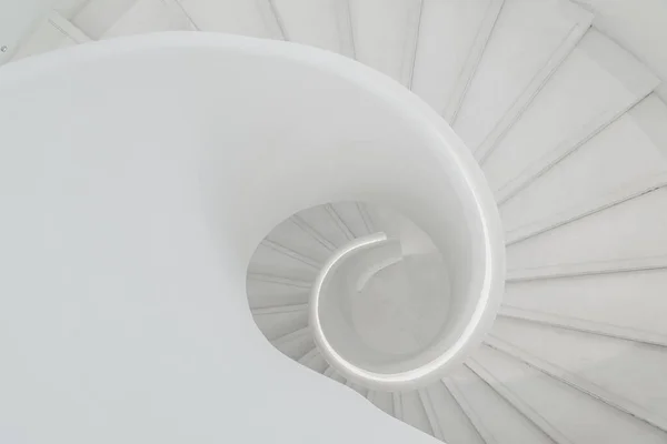 带有复制空间的螺旋形白色楼梯的高角照片 — 图库照片