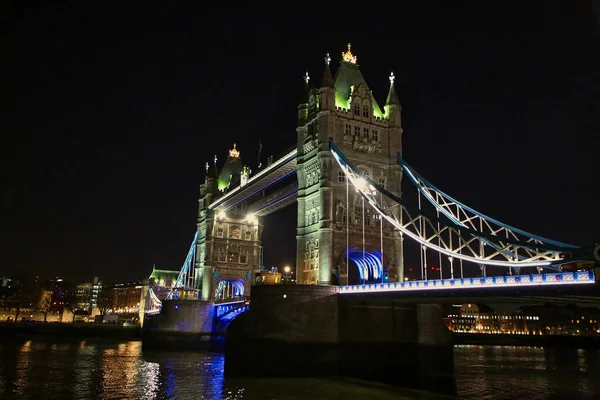 Gece Aydınlanan Londra Nın Alçak Açılı Görüntüsü — Stok fotoğraf