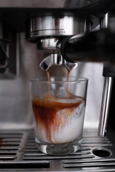 Krásný Záběr Kávovaru Espresso Kávou Mlékem — Stock fotografie