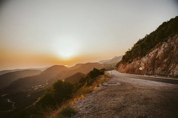 Ένας Δρόμος Στο Βουνό Στο Ηλιοβασίλεμα — Φωτογραφία Αρχείου