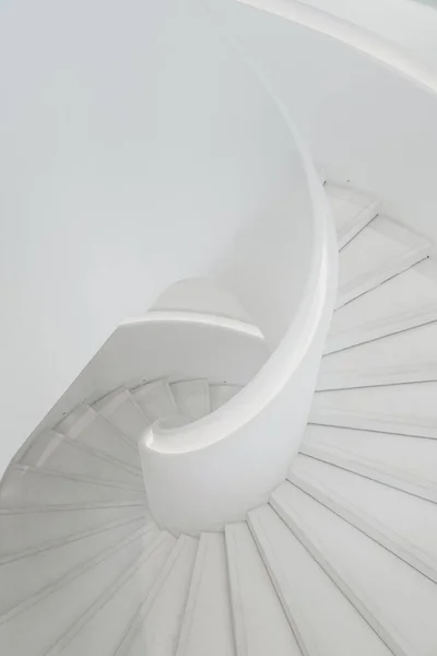 Fotokopi Alanı Olan Sarmal Beyaz Merdivenlerin Yüksek Açılı Görüntüsü — Stok fotoğraf