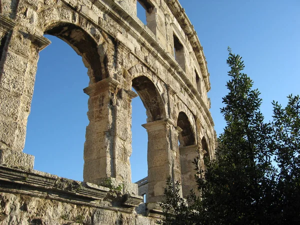 Una Toma Ángulo Bajo Del Arco Bóveda Pula Arena Croacia —  Fotos de Stock